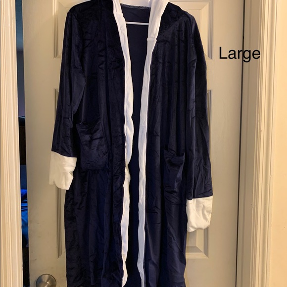 Robe - Picture 1 of 2